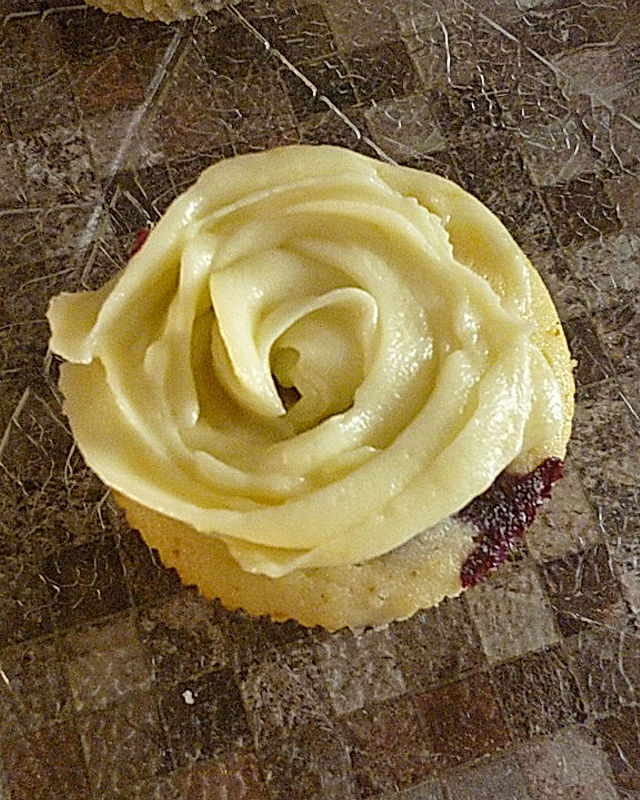 Heidelbeer-Cupcakes mit zitroniger Buttercreme