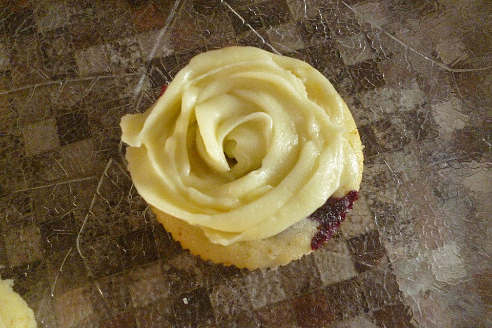 Heidelbeer-Cupcakes mit zitroniger Buttercreme