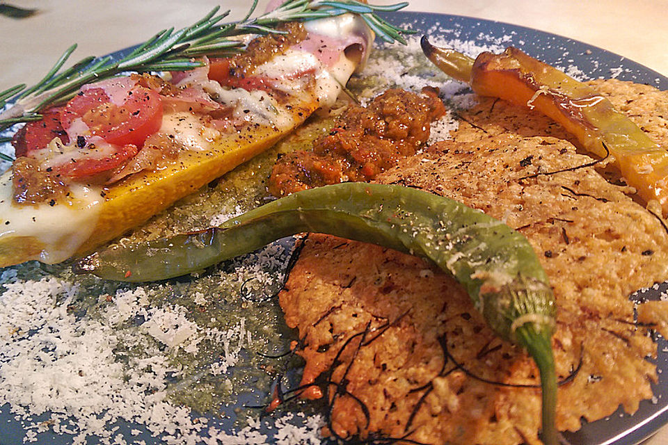 Zucchinschiffchen mit Parmesanchips und Pestodip