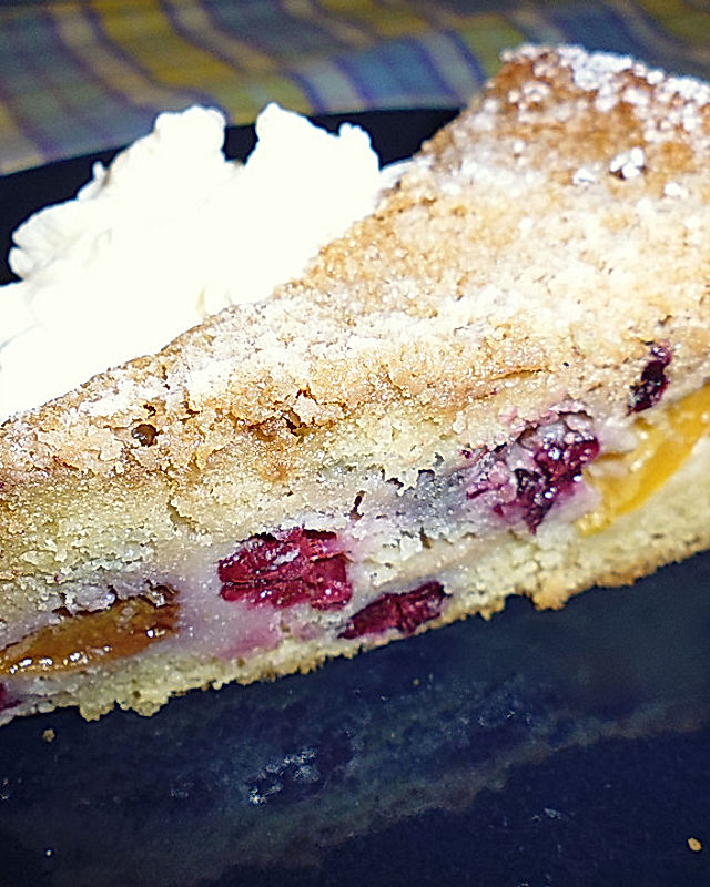Brombeer - Pfirsich - Kuchen mit Walnusshaube