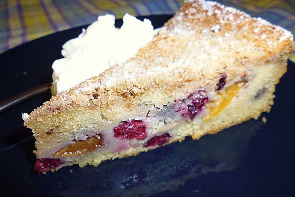 Brombeer - Pfirsich - Kuchen mit Walnusshaube