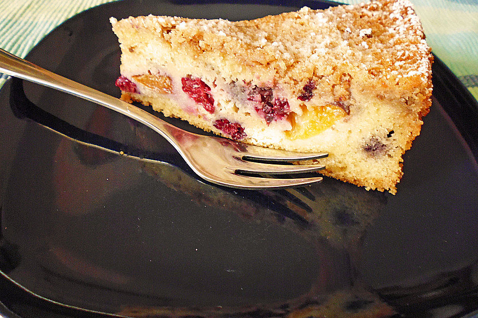 Brombeer - Pfirsich - Kuchen mit Walnusshaube