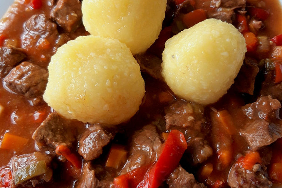 Rindergulasch mit Paprika und Bandnudeln