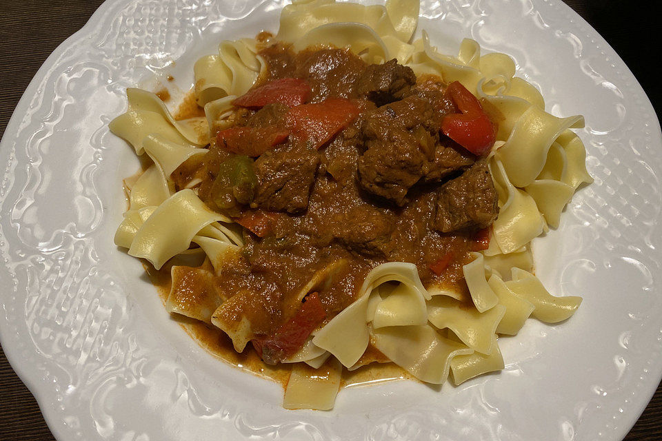 Rindergulasch mit Paprika und Bandnudeln