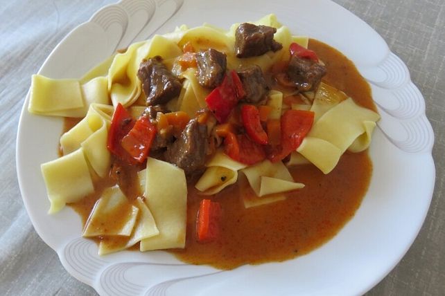 Rindergulasch Mit Paprika Und Bandnudeln Von McMoe Chefkoch