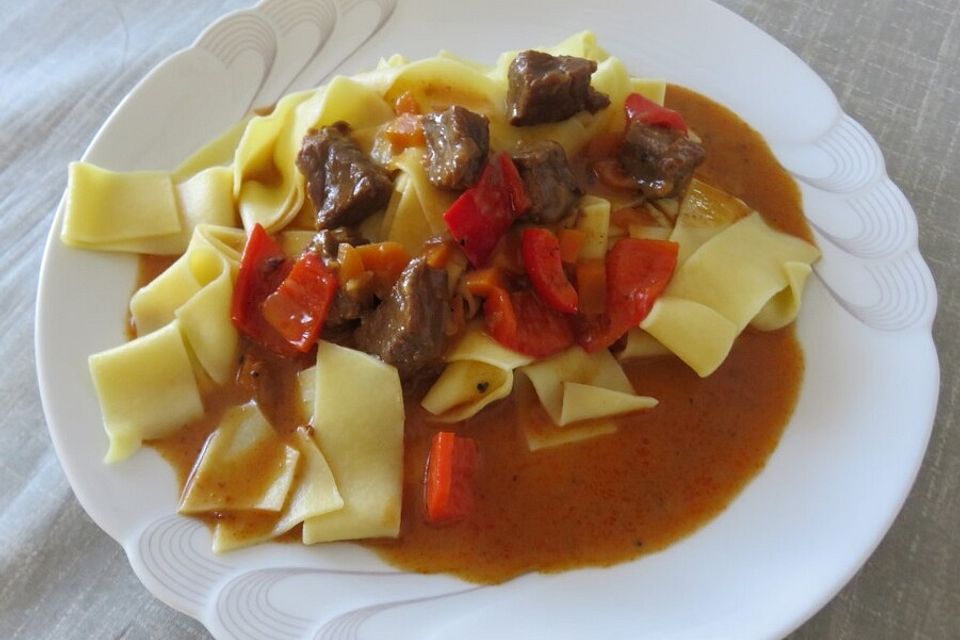 Rindergulasch mit Paprika und Bandnudeln