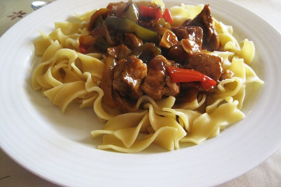 Rindergulasch mit Paprika und Bandnudeln