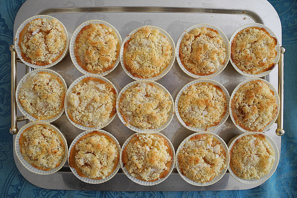 Streusel-Cupcakes mit Preiselbeeren oder Apfel