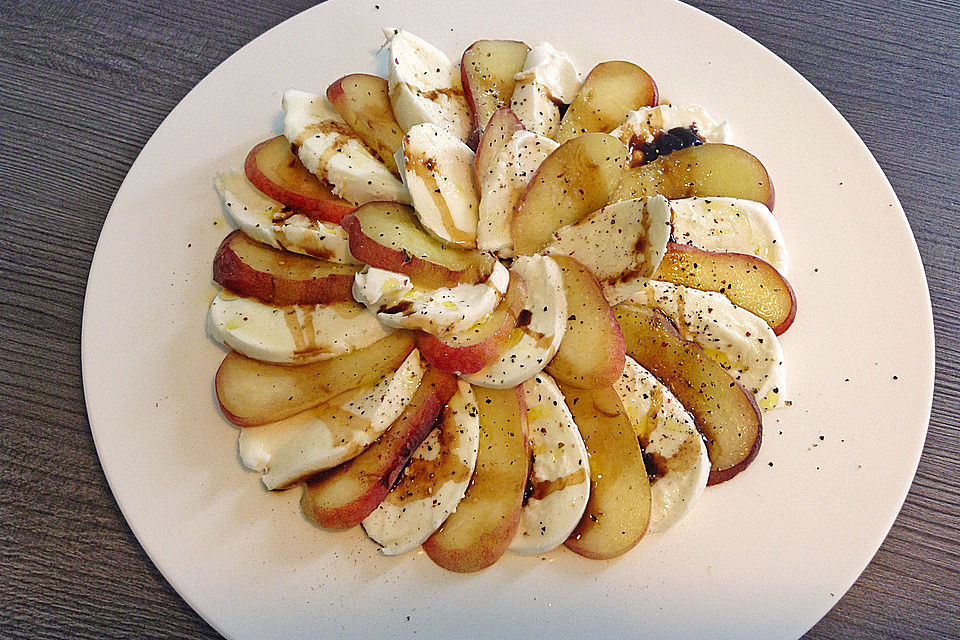 Büffelmozzarella mit Weinbergpfirsichen