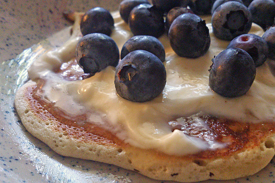 Eierkuchen mit Quark und Heidelbeeren