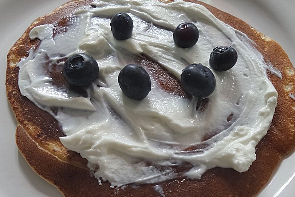 Eierkuchen mit Quark und Heidelbeeren