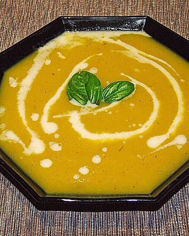 Vegane Zucchini-Kartoffel-Möhren-Suppe