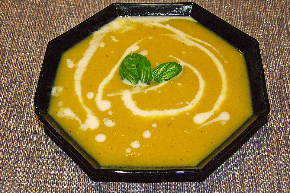 Vegane Zucchini-Kartoffel-Möhren-Suppe