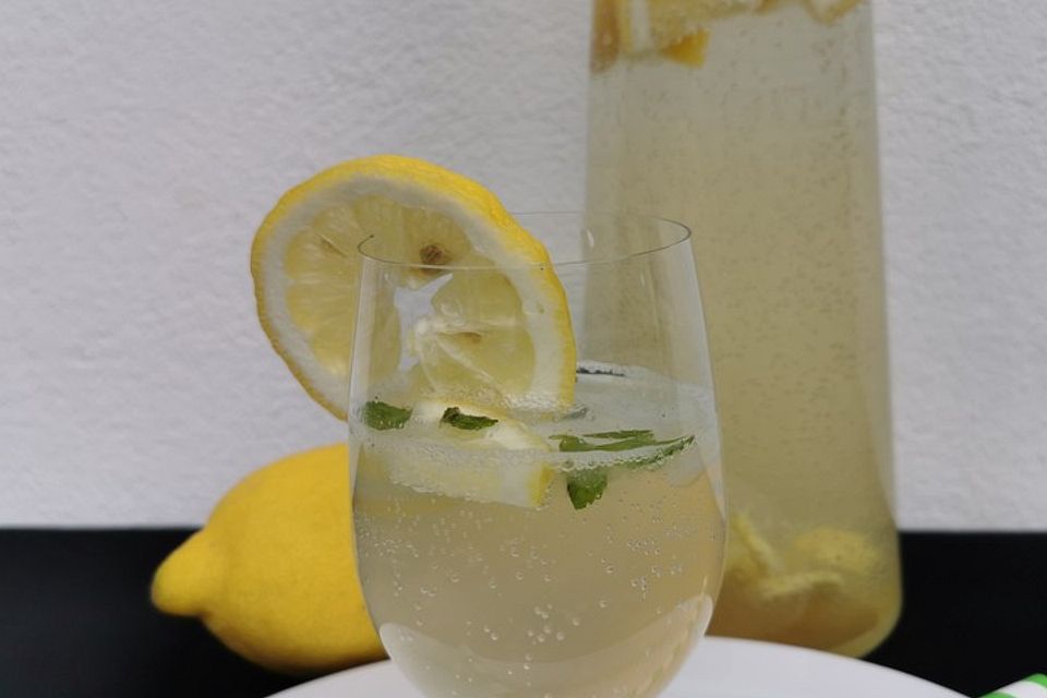 Holunderblütenlimonade mit Zitrone, Ingwer und Minze