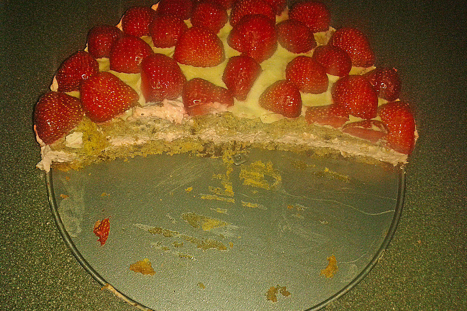 Erdbeermousse-Torte mit weißer Schokolade