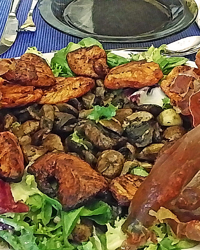 Champignons gebraten mit  Schalottenconfit, Hähnchenbrust und krossem Schinken an gemischtem Salat