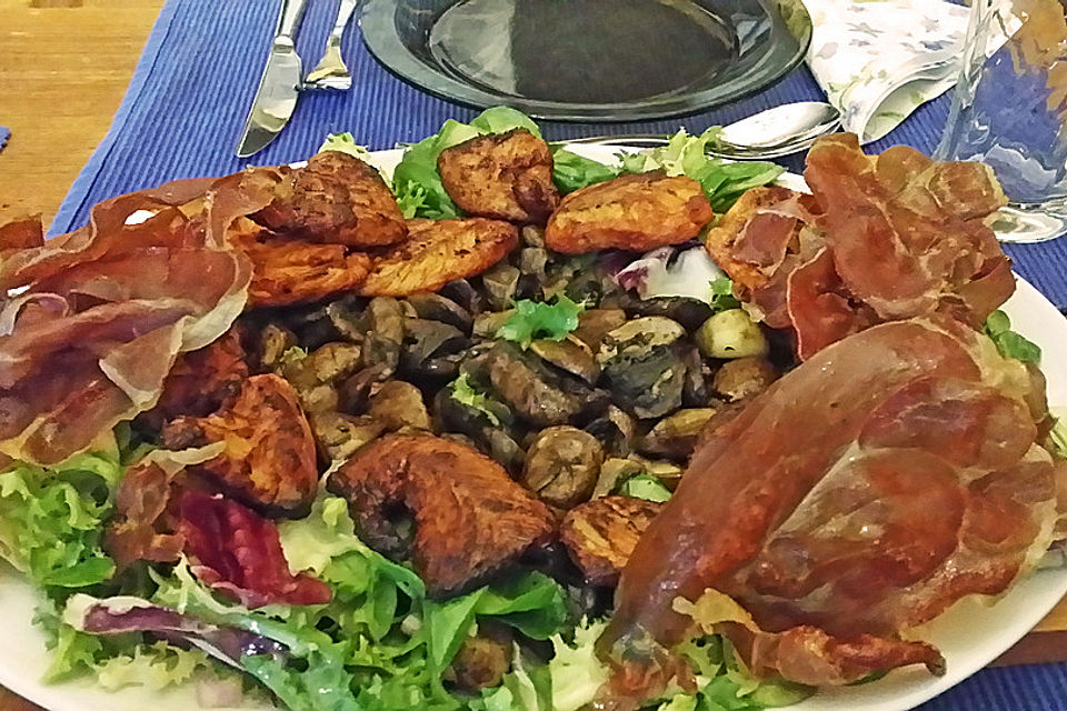 Champignons gebraten mit  Schalottenconfit, Hähnchenbrust und krossem Schinken an gemischtem Salat