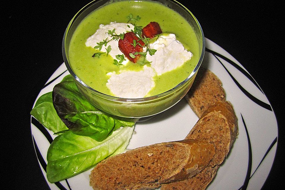 Erbsen - Brunnenkresse - Suppe mit Emmentaler - Schneeklößchen