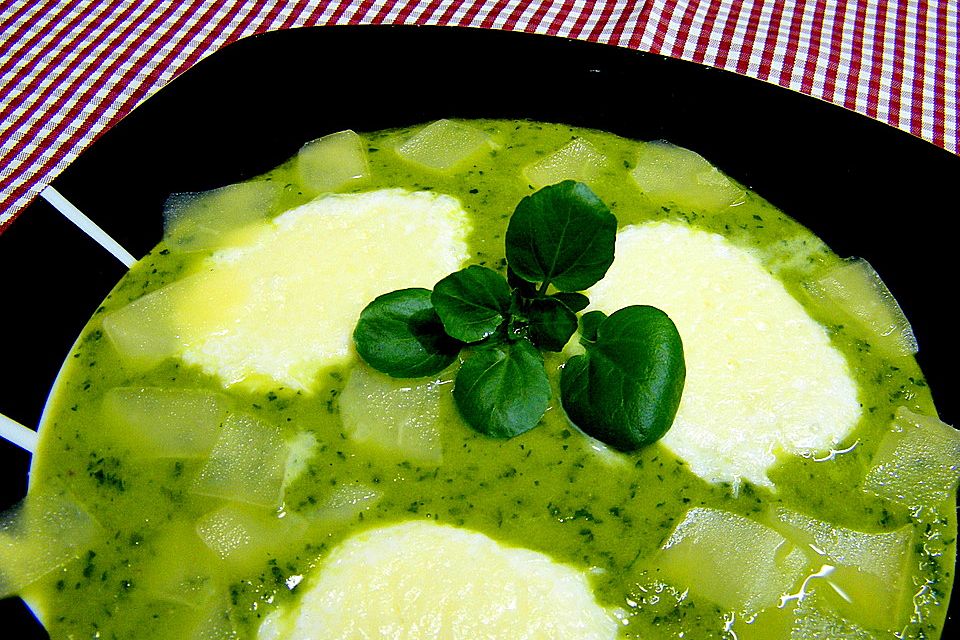 Erbsen - Brunnenkresse - Suppe mit Emmentaler - Schneeklößchen Erbsen - Brunnenkresse - Suppe mit Emmentaler - Schneeklößchen