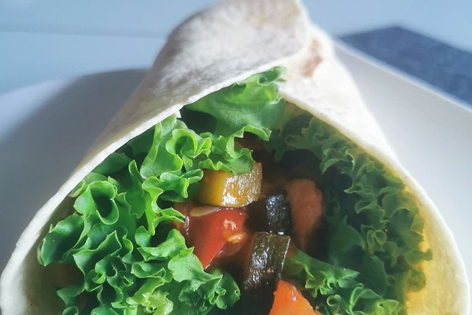 Wrap mit Hähnchen-Paprika-Zucchini-Füllung