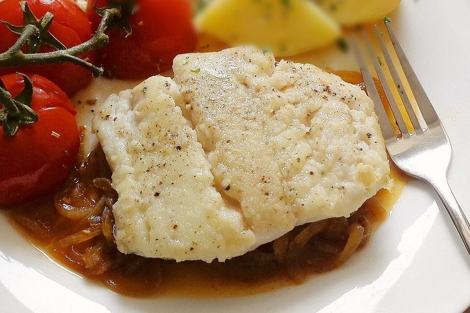 Seelachs auf Curry-Zwiebelgemüse