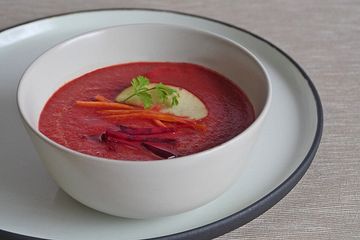 Exotische Rote-Bete-Suppe mit Apfel, Ingwer, Karotten und Frischkäse