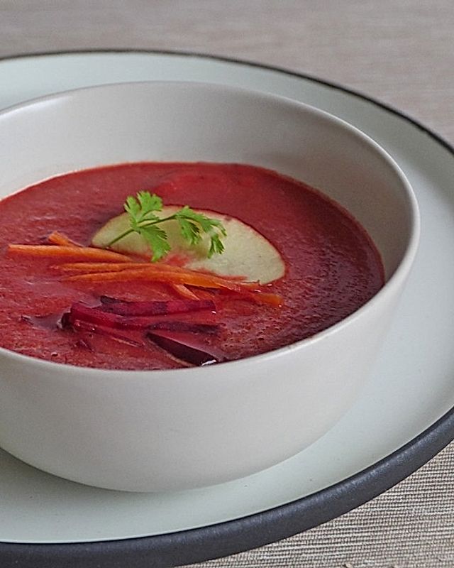 Exotische Rote-Bete-Suppe mit Apfel, Ingwer, Karotten und Frischkäse