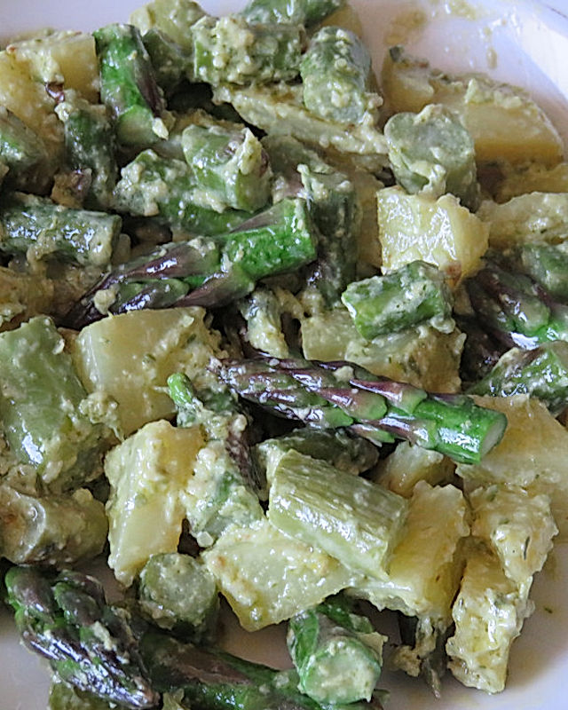 Grüner Spargel mit Kartoffeln in Bärlauchpaste