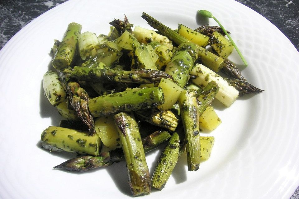 Grüner Spargel mit Kartoffeln in Bärlauchpaste