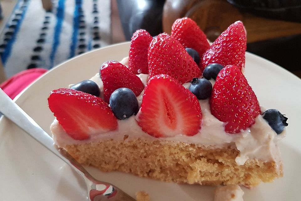 Veganer Erdbeerkuchen mit Vanillepudding und Biskuitboden