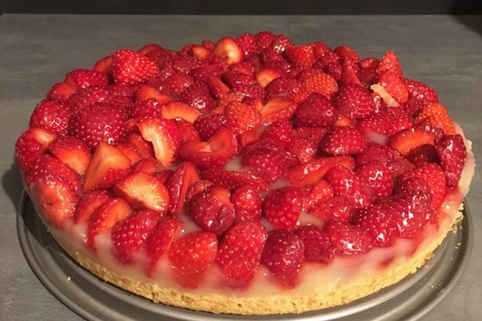 Veganer Erdbeerkuchen mit Vanillepudding und Biskuitboden