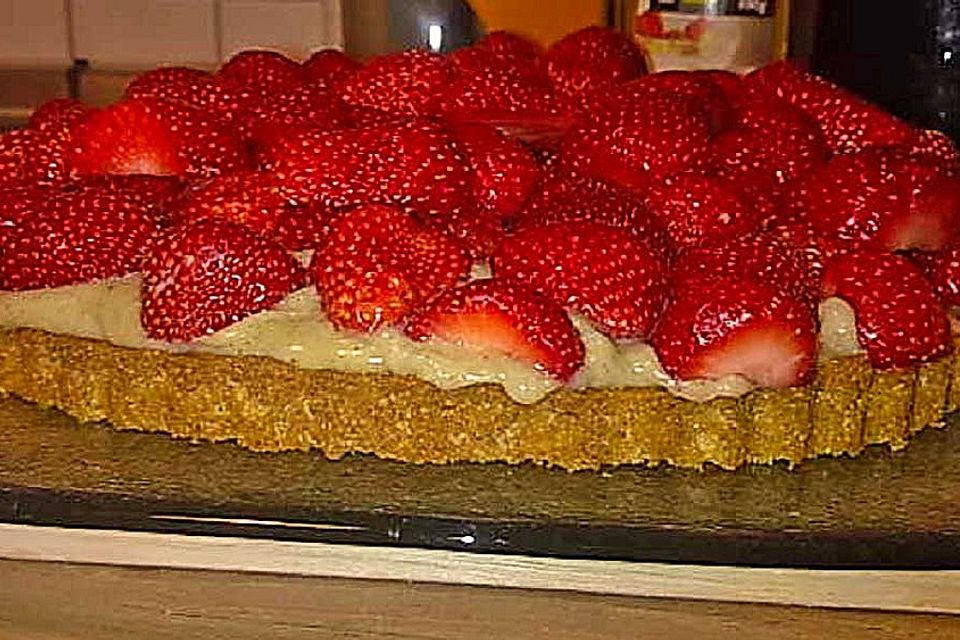 Veganer Erdbeerkuchen mit Vanillepudding und Biskuitboden