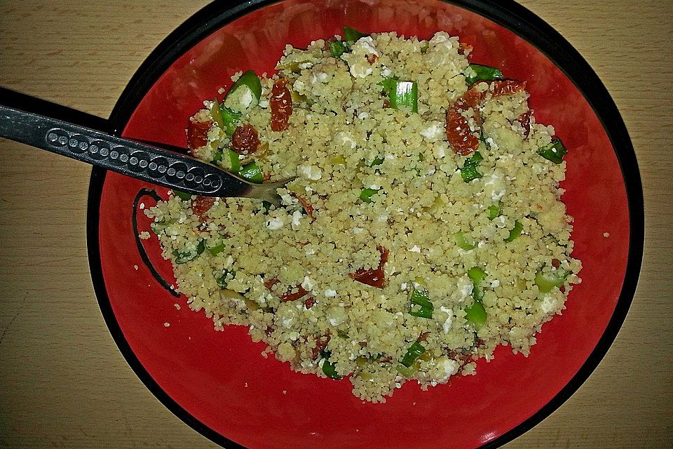 Sofias Couscous-Salat mit Feta, Tomaten und gefüllten Peperoni