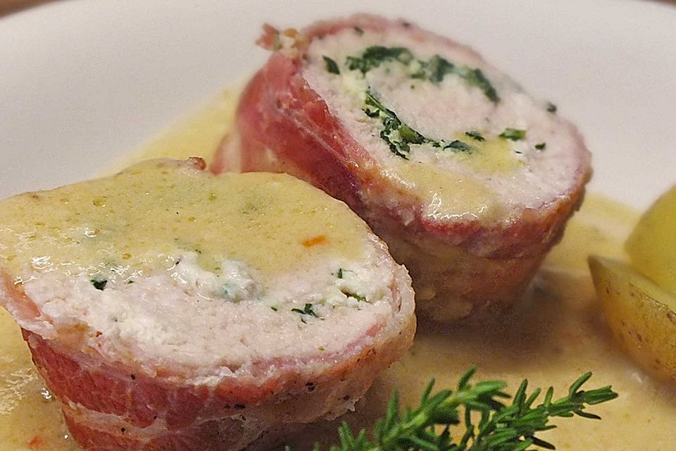 Hähnchen-Involtini mit Ricotta, Petersilie und Bacon