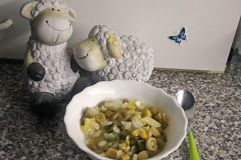 Zitroniger Schnippelbohnensalat mit viel Zwiebel