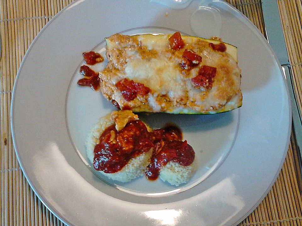 Gefüllte Zucchini mit Couscous und Tomatensauce von 380sternchen| Chefkoch