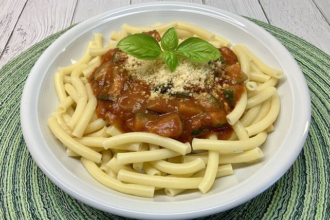 Makkaroni mit fruchtiger Tomatensoße mit Zwiebeln und Zucchini von ... Makkaroni mit fruchtiger Tomatensoße mit Zwiebeln und Zucchini von ...