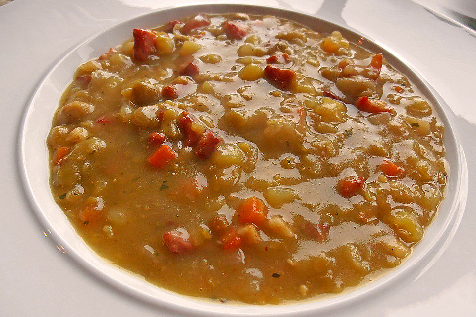 Erbsensuppe auf die traditionelle Art