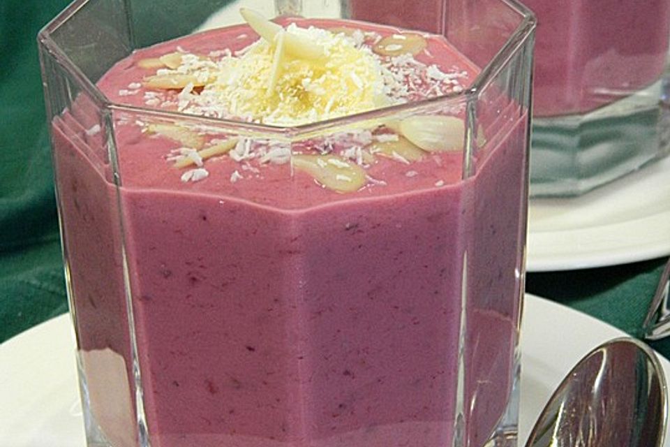 Magerquark mit Bananen und dunklen Früchten