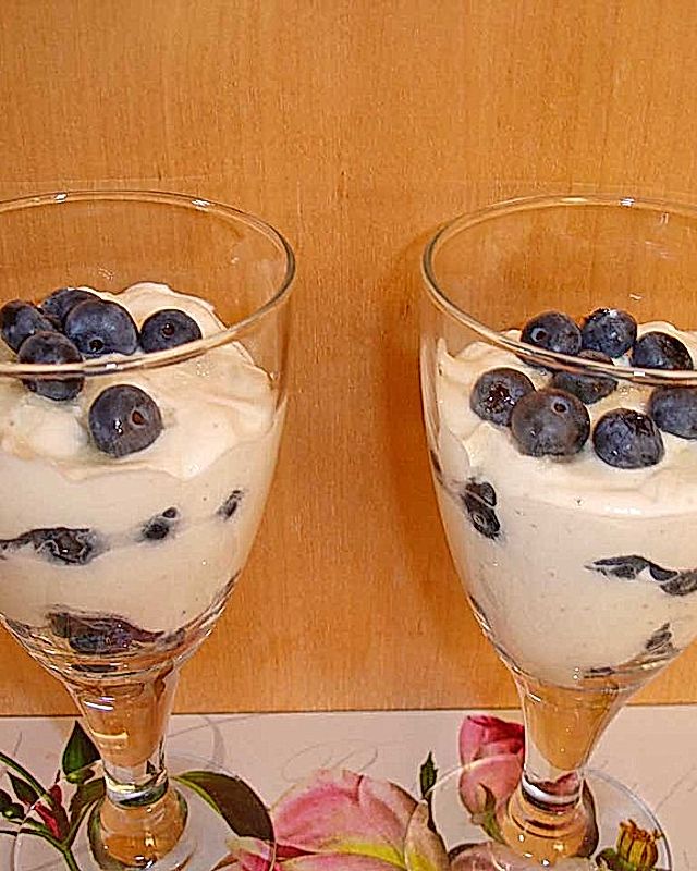 Blaubeer-Joghurt-Schichtdessert mit Lavendelnote