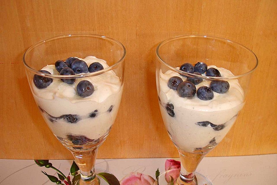 Blaubeer-Joghurt-Schichtdessert mit Lavendelnote