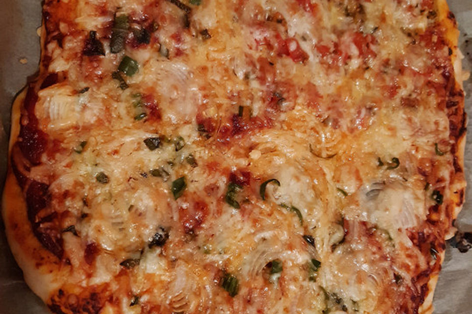 Pizza Margarita Pikante mit Chili und Salbei