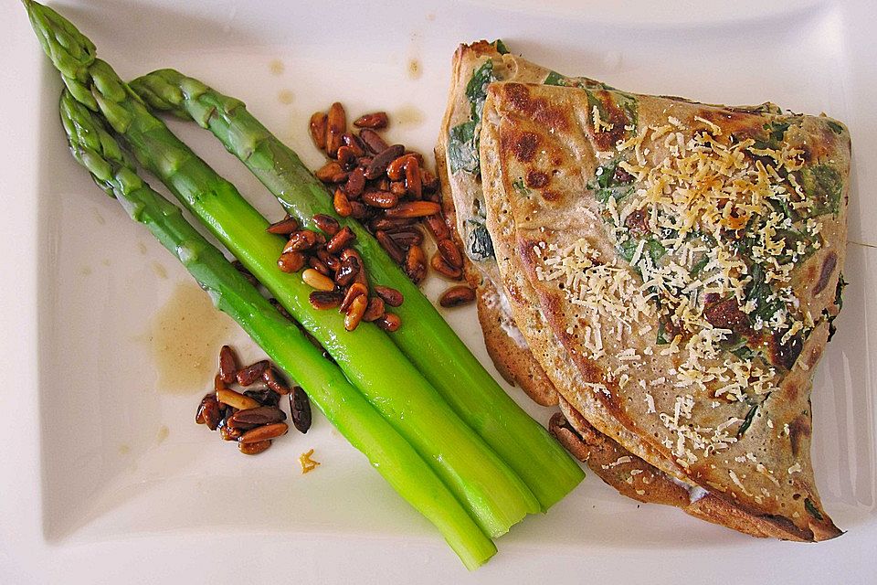 Ziegenkäse-Crêpes mit Bärlauch und Spargel auf Ahornsirup-Butter