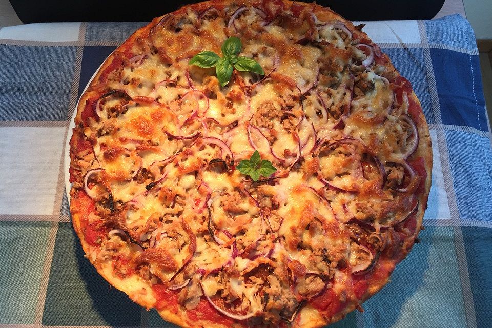 Thunfisch-Zwiebel-Pizza