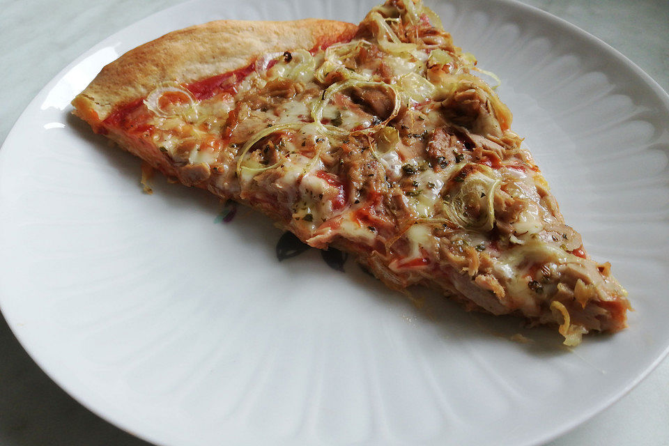 Thunfisch-Zwiebel-Pizza