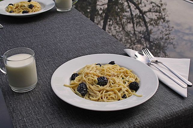 Spaghetti mit weißer Schokoladensauce und Brombeeren von Atze_Pengopeng ...