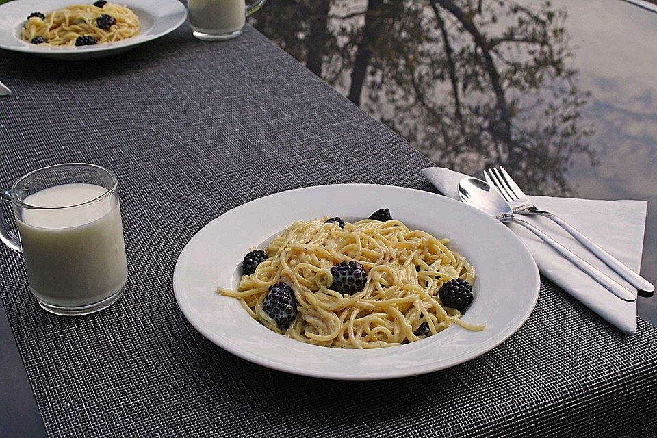 Spaghetti mit weißer Schokoladensauce und Brombeeren