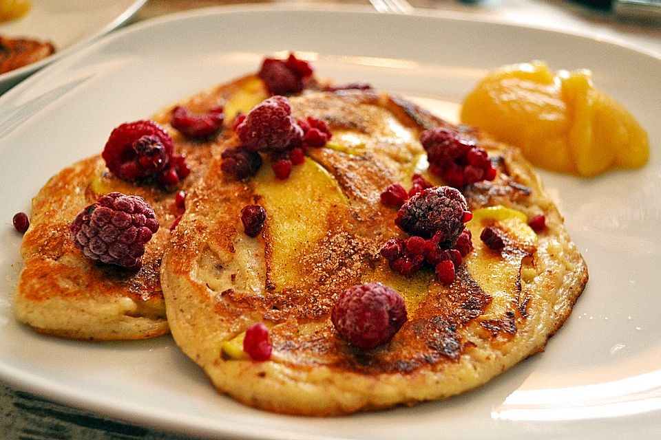 Vegane Apfel-Pancakes mit Nüssen und Zimt