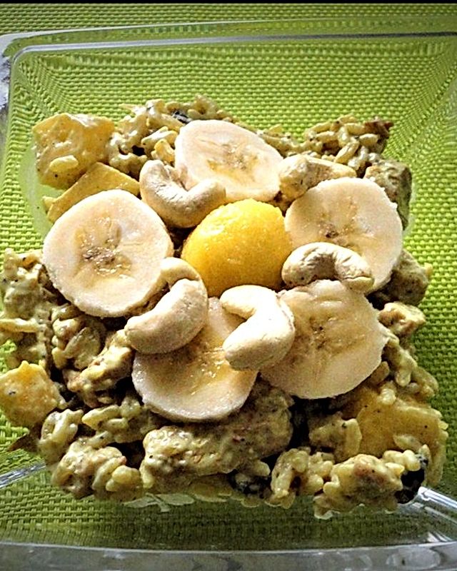 Exotischer Mango-Reis-Salat mit Banane, Hühnchen und Cashewkernen