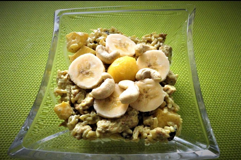 Exotischer Mango-Reis-Salat mit Banane, Hühnchen und Cashewkernen